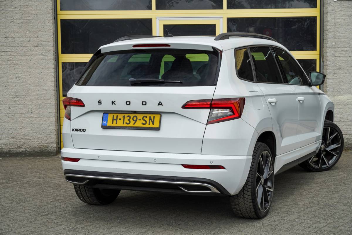 Škoda Karoq ŠKODA Karoq 1.5 TSI ACT 150PK! Automaat Sportline Business BJ2020 Lmv 19″ | Led V+A | Pdc | Keyless | Panoramadak | Elek. achterklep | Verwarmde voorruit | Achteruitrijcamera | App-Connect | Navi | Virtual cockpit | Dashboard verlichting | Verwarmde voorstoelen
