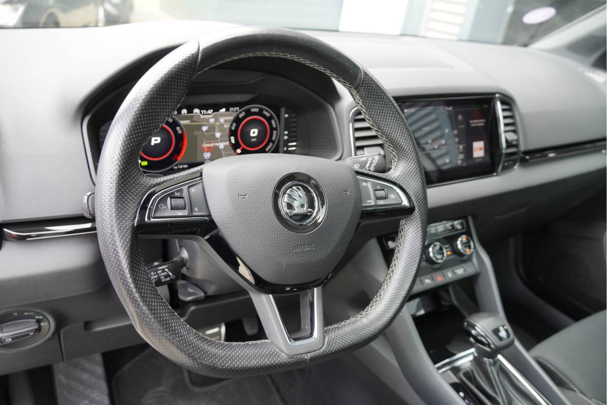 Škoda Karoq ŠKODA Karoq 1.5 TSI ACT 150PK! Automaat Sportline Business BJ2020 Lmv 19″ | Led V+A | Pdc | Keyless | Panoramadak | Elek. achterklep | Verwarmde voorruit | Achteruitrijcamera | App-Connect | Navi | Virtual cockpit | Dashboard verlichting | Verwarmde voorstoelen