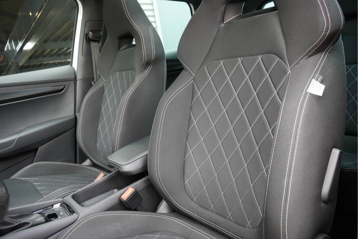 Škoda Karoq ŠKODA Karoq 1.5 TSI ACT 150PK! Automaat Sportline Business BJ2020 Lmv 19″ | Led V+A | Pdc | Keyless | Panoramadak | Elek. achterklep | Verwarmde voorruit | Achteruitrijcamera | App-Connect | Navi | Virtual cockpit | Dashboard verlichting | Verwarmde voorstoelen