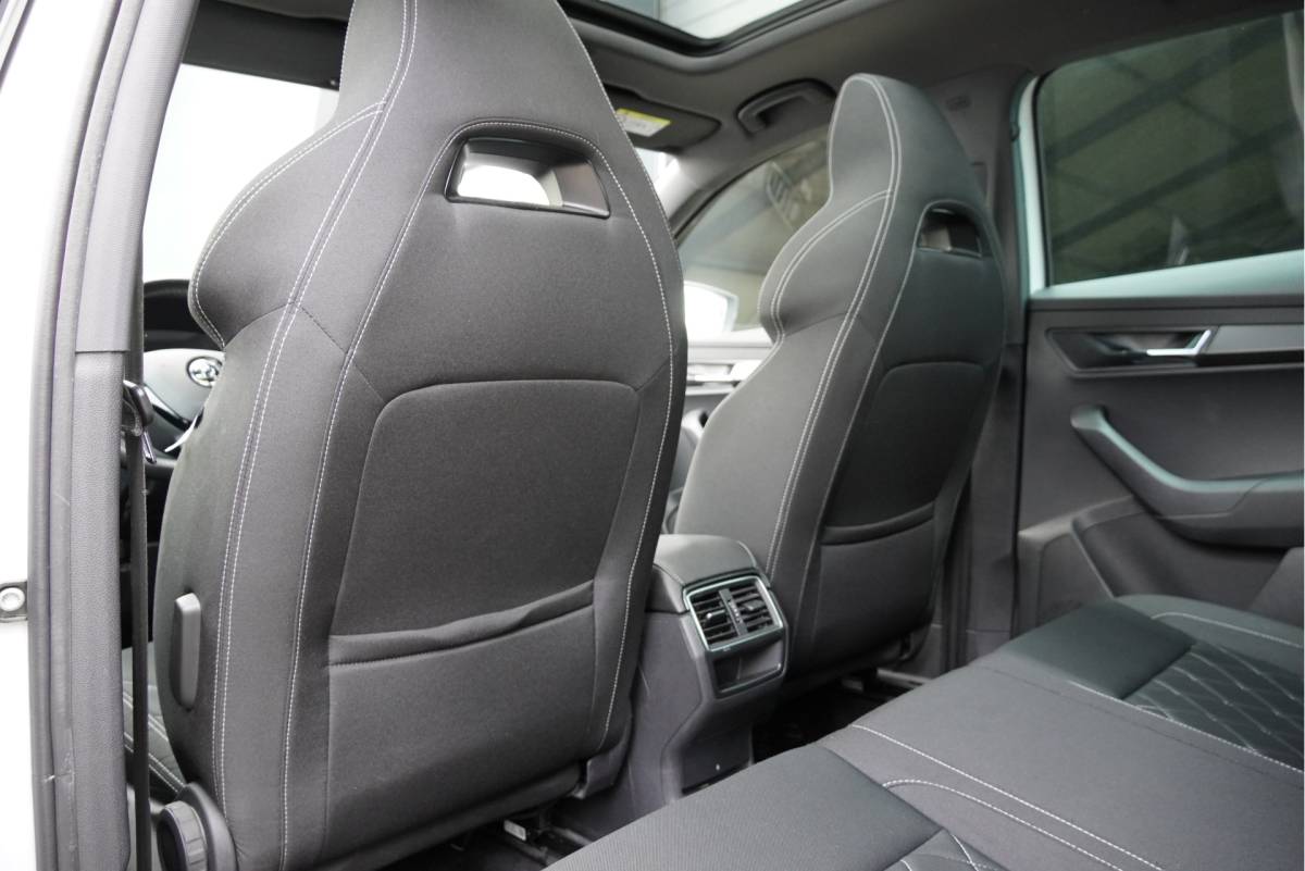 Škoda Karoq ŠKODA Karoq 1.5 TSI ACT 150PK! Automaat Sportline Business BJ2020 Lmv 19″ | Led V+A | Pdc | Keyless | Panoramadak | Elek. achterklep | Verwarmde voorruit | Achteruitrijcamera | App-Connect | Navi | Virtual cockpit | Dashboard verlichting | Verwarmde voorstoelen