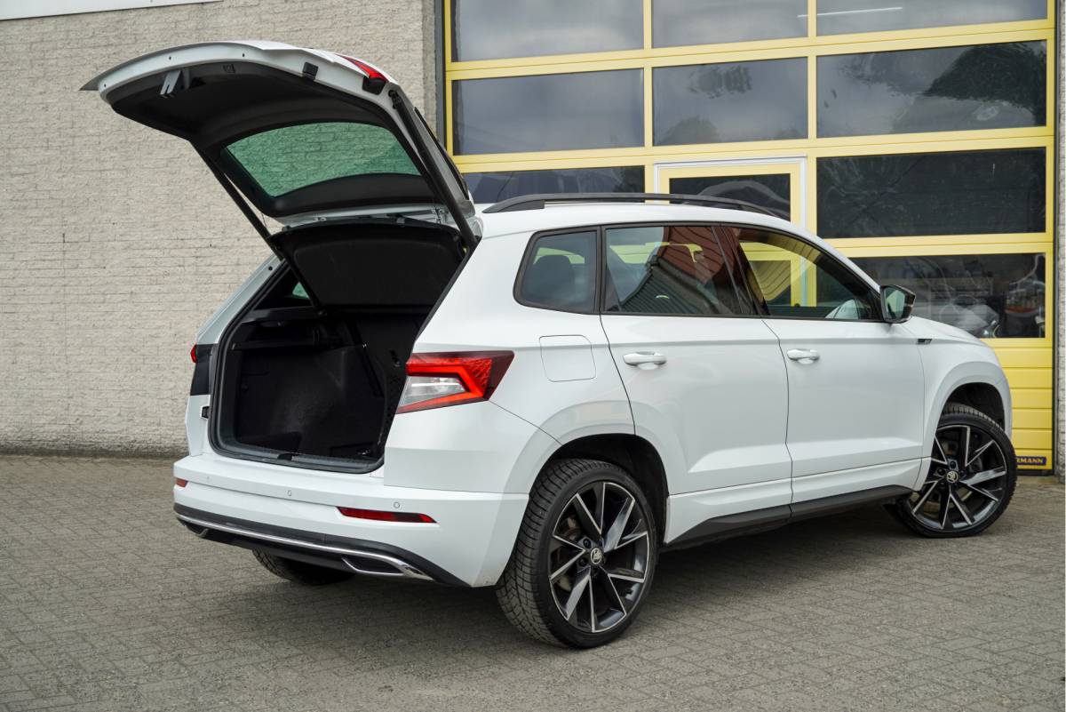 Škoda Karoq ŠKODA Karoq 1.5 TSI ACT 150PK! Automaat Sportline Business BJ2020 Lmv 19″ | Led V+A | Pdc | Keyless | Panoramadak | Elek. achterklep | Verwarmde voorruit | Achteruitrijcamera | App-Connect | Navi | Virtual cockpit | Dashboard verlichting | Verwarmde voorstoelen