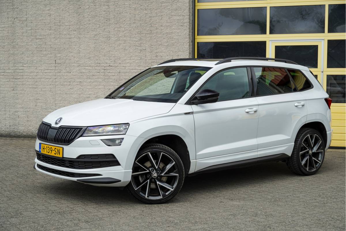 Škoda Karoq ŠKODA Karoq 1.5 TSI ACT 150PK! Automaat Sportline Business BJ2020 Lmv 19″ | Led V+A | Pdc | Keyless | Panoramadak | Elek. achterklep | Verwarmde voorruit | Achteruitrijcamera | App-Connect | Navi | Virtual cockpit | Dashboard verlichting | Verwarmde voorstoelen