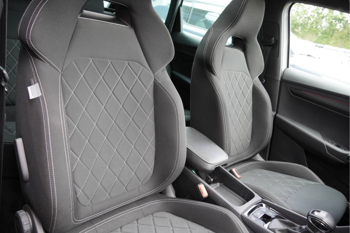 Škoda Karoq ŠKODA Karoq 1.5 TSI ACT 150PK! Automaat Sportline Business BJ2020 Lmv 19″ | Led V+A | Pdc | Keyless | Panoramadak | Elek. achterklep | Verwarmde voorruit | Achteruitrijcamera | App-Connect | Navi | Virtual cockpit | Dashboard verlichting | Verwarmde voorstoelen