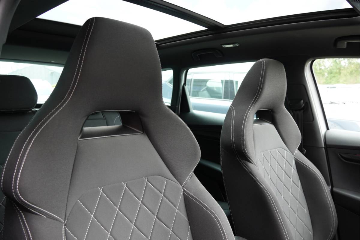 Škoda Karoq ŠKODA Karoq 1.5 TSI ACT 150PK! Automaat Sportline Business BJ2020 Lmv 19″ | Led V+A | Pdc | Keyless | Panoramadak | Elek. achterklep | Verwarmde voorruit | Achteruitrijcamera | App-Connect | Navi | Virtual cockpit | Dashboard verlichting | Verwarmde voorstoelen