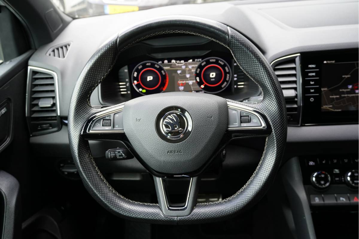 Škoda Karoq ŠKODA Karoq 1.5 TSI ACT 150PK! Automaat Sportline Business BJ2020 Lmv 19″ | Led V+A | Pdc | Keyless | Panoramadak | Elek. achterklep | Verwarmde voorruit | Achteruitrijcamera | App-Connect | Navi | Virtual cockpit | Dashboard verlichting | Verwarmde voorstoelen