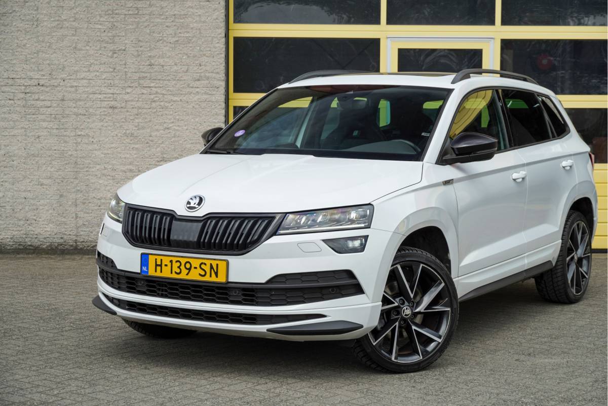 Škoda Karoq ŠKODA Karoq 1.5 TSI ACT 150PK! Automaat Sportline Business BJ2020 Lmv 19″ | Led V+A | Pdc | Keyless | Panoramadak | Elek. achterklep | Verwarmde voorruit | Achteruitrijcamera | App-Connect | Navi | Virtual cockpit | Dashboard verlichting | Verwarmde voorstoelen