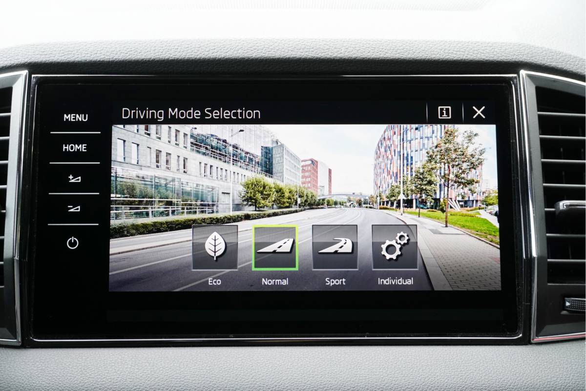 Škoda Karoq ŠKODA Karoq 1.5 TSI ACT 150PK! Automaat Sportline Business BJ2020 Lmv 19″ | Led V+A | Pdc | Keyless | Panoramadak | Elek. achterklep | Verwarmde voorruit | Achteruitrijcamera | App-Connect | Navi | Virtual cockpit | Dashboard verlichting | Verwarmde voorstoelen