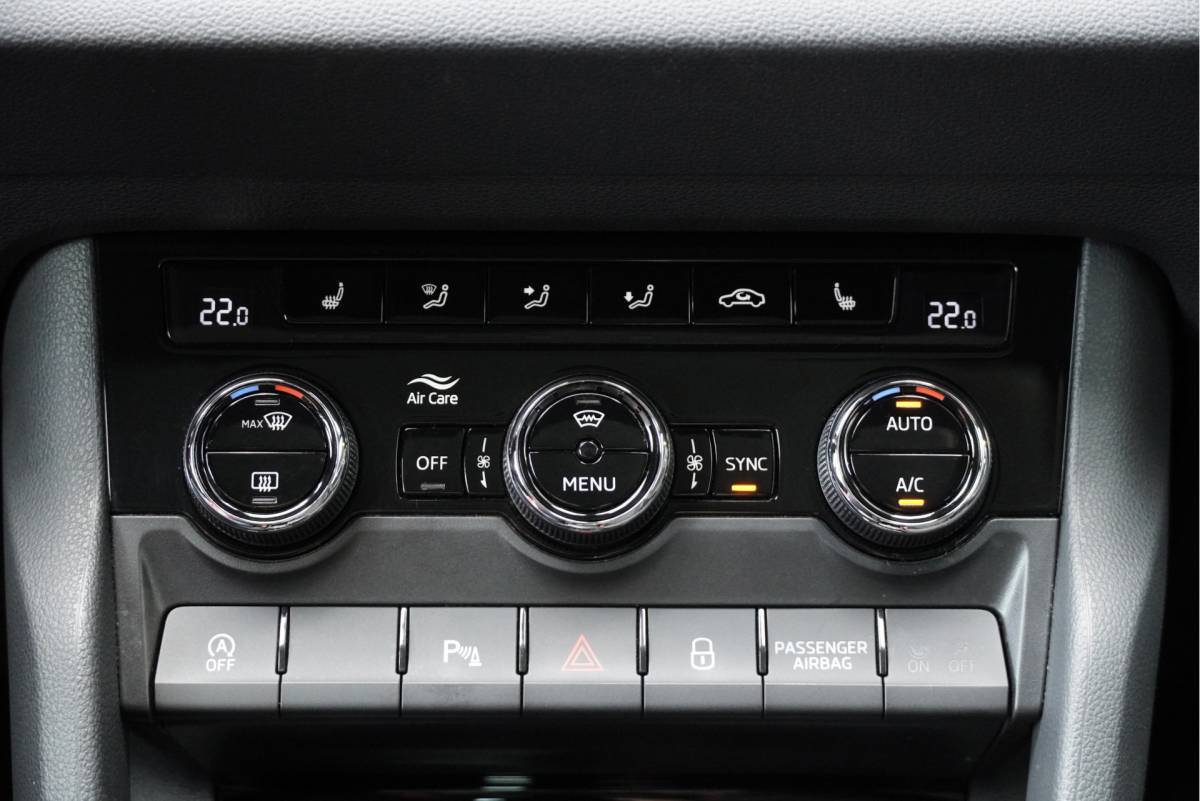 Škoda Karoq ŠKODA Karoq 1.5 TSI ACT 150PK! Automaat Sportline Business BJ2020 Lmv 19″ | Led V+A | Pdc | Keyless | Panoramadak | Elek. achterklep | Verwarmde voorruit | Achteruitrijcamera | App-Connect | Navi | Virtual cockpit | Dashboard verlichting | Verwarmde voorstoelen