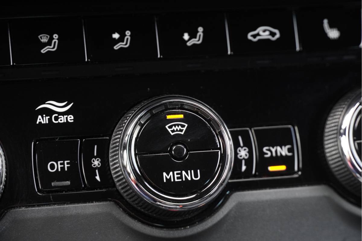 Škoda Karoq ŠKODA Karoq 1.5 TSI ACT 150PK! Automaat Sportline Business BJ2020 Lmv 19″ | Led V+A | Pdc | Keyless | Panoramadak | Elek. achterklep | Verwarmde voorruit | Achteruitrijcamera | App-Connect | Navi | Virtual cockpit | Dashboard verlichting | Verwarmde voorstoelen