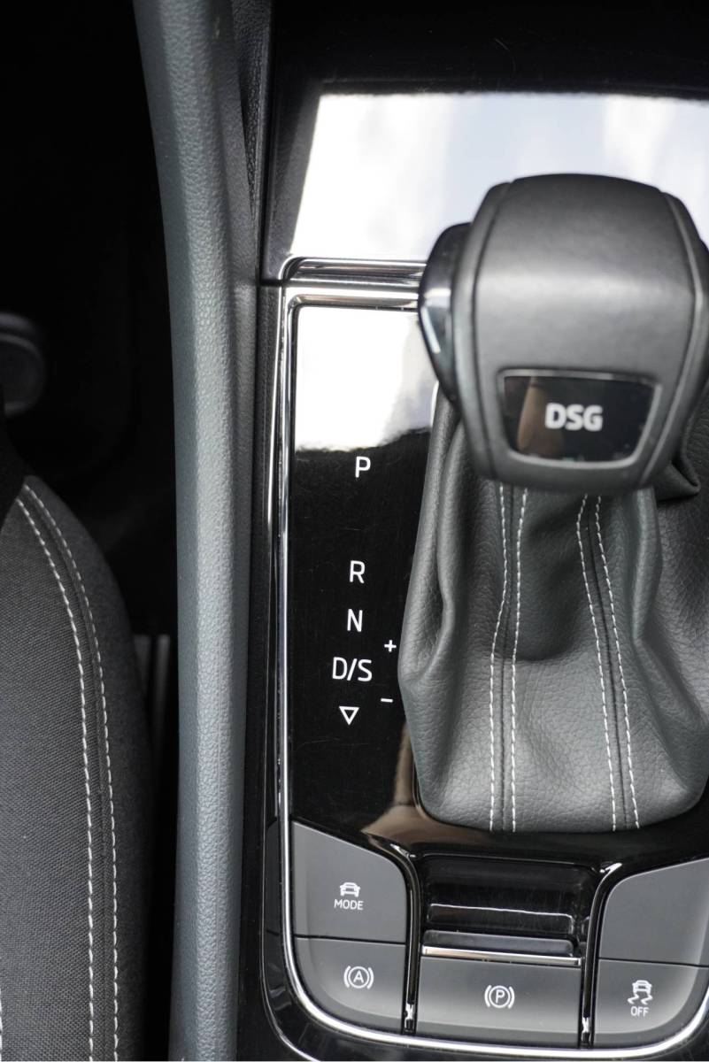 Škoda Karoq ŠKODA Karoq 1.5 TSI ACT 150PK! Automaat Sportline Business BJ2020 Lmv 19″ | Led V+A | Pdc | Keyless | Panoramadak | Elek. achterklep | Verwarmde voorruit | Achteruitrijcamera | App-Connect | Navi | Virtual cockpit | Dashboard verlichting | Verwarmde voorstoelen