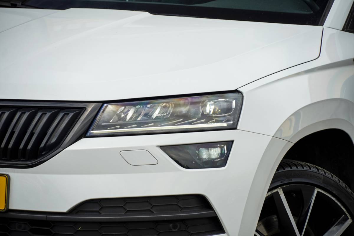 Škoda Karoq ŠKODA Karoq 1.5 TSI ACT 150PK! Automaat Sportline Business BJ2020 Lmv 19″ | Led V+A | Pdc | Keyless | Panoramadak | Elek. achterklep | Verwarmde voorruit | Achteruitrijcamera | App-Connect | Navi | Virtual cockpit | Dashboard verlichting | Verwarmde voorstoelen