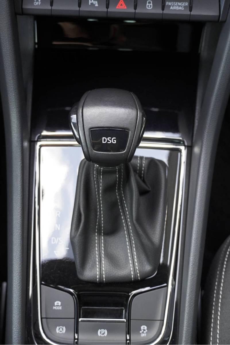 Škoda Karoq ŠKODA Karoq 1.5 TSI ACT 150PK! Automaat Sportline Business BJ2020 Lmv 19″ | Led V+A | Pdc | Keyless | Panoramadak | Elek. achterklep | Verwarmde voorruit | Achteruitrijcamera | App-Connect | Navi | Virtual cockpit | Dashboard verlichting | Verwarmde voorstoelen