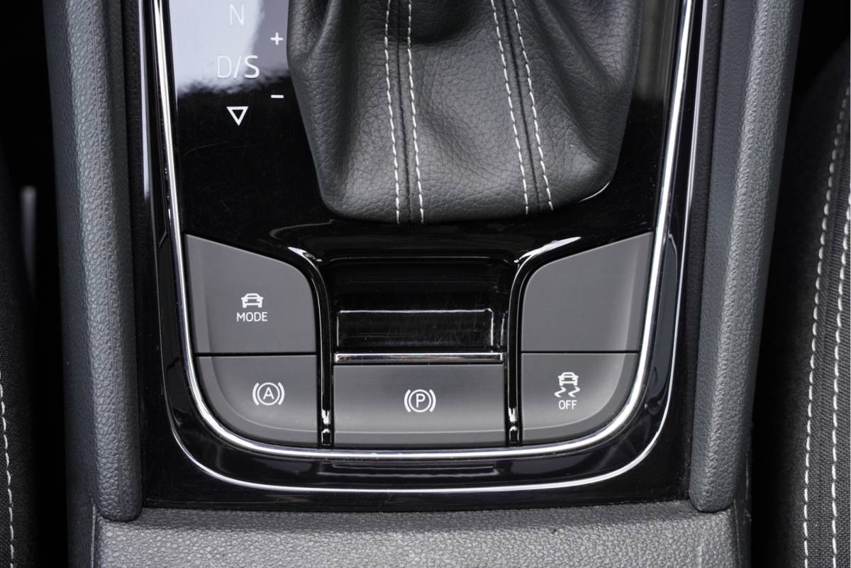Škoda Karoq ŠKODA Karoq 1.5 TSI ACT 150PK! Automaat Sportline Business BJ2020 Lmv 19″ | Led V+A | Pdc | Keyless | Panoramadak | Elek. achterklep | Verwarmde voorruit | Achteruitrijcamera | App-Connect | Navi | Virtual cockpit | Dashboard verlichting | Verwarmde voorstoelen
