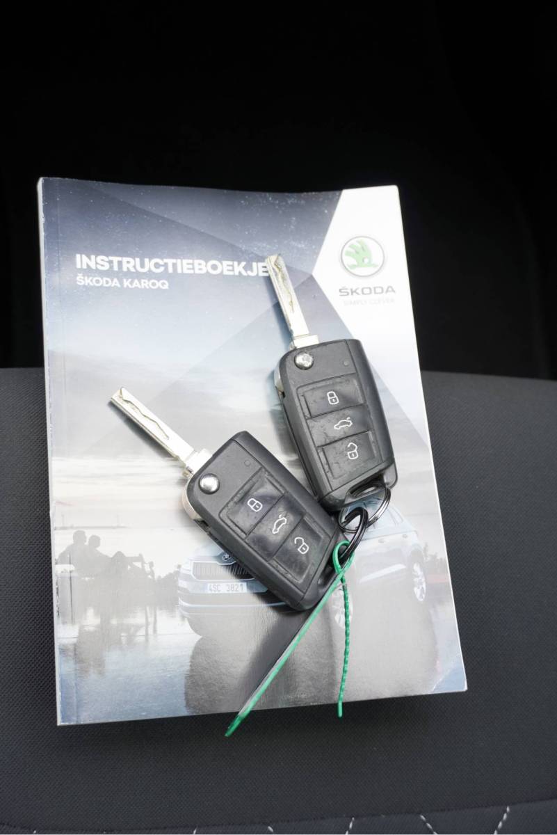 Škoda Karoq ŠKODA Karoq 1.5 TSI ACT 150PK! Automaat Sportline Business BJ2020 Lmv 19″ | Led V+A | Pdc | Keyless | Panoramadak | Elek. achterklep | Verwarmde voorruit | Achteruitrijcamera | App-Connect | Navi | Virtual cockpit | Dashboard verlichting | Verwarmde voorstoelen