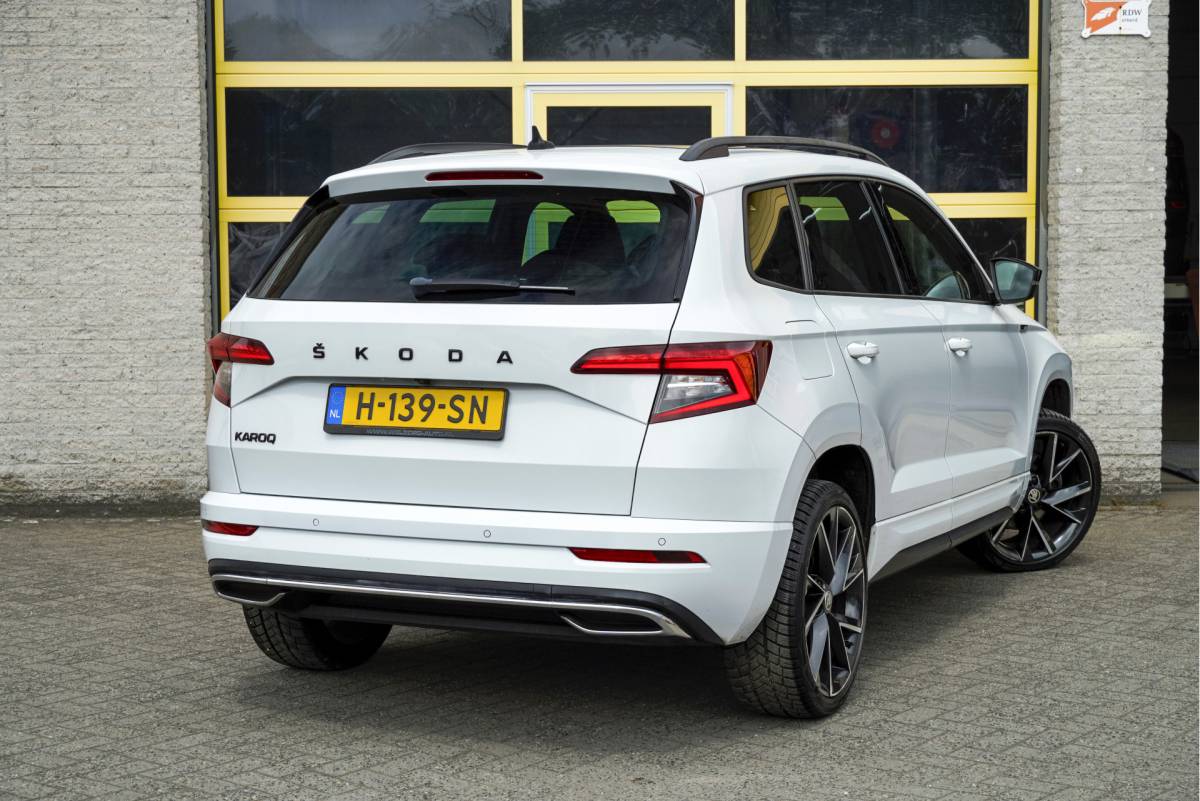 Škoda Karoq ŠKODA Karoq 1.5 TSI ACT 150PK! Automaat Sportline Business BJ2020 Lmv 19″ | Led V+A | Pdc | Keyless | Panoramadak | Elek. achterklep | Verwarmde voorruit | Achteruitrijcamera | App-Connect | Navi | Virtual cockpit | Dashboard verlichting | Verwarmde voorstoelen