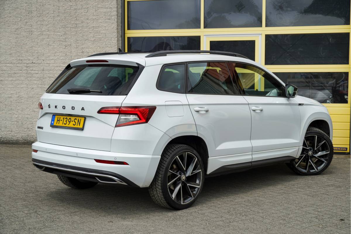 Škoda Karoq ŠKODA Karoq 1.5 TSI ACT 150PK! Automaat Sportline Business BJ2020 Lmv 19″ | Led V+A | Pdc | Keyless | Panoramadak | Elek. achterklep | Verwarmde voorruit | Achteruitrijcamera | App-Connect | Navi | Virtual cockpit | Dashboard verlichting | Verwarmde voorstoelen
