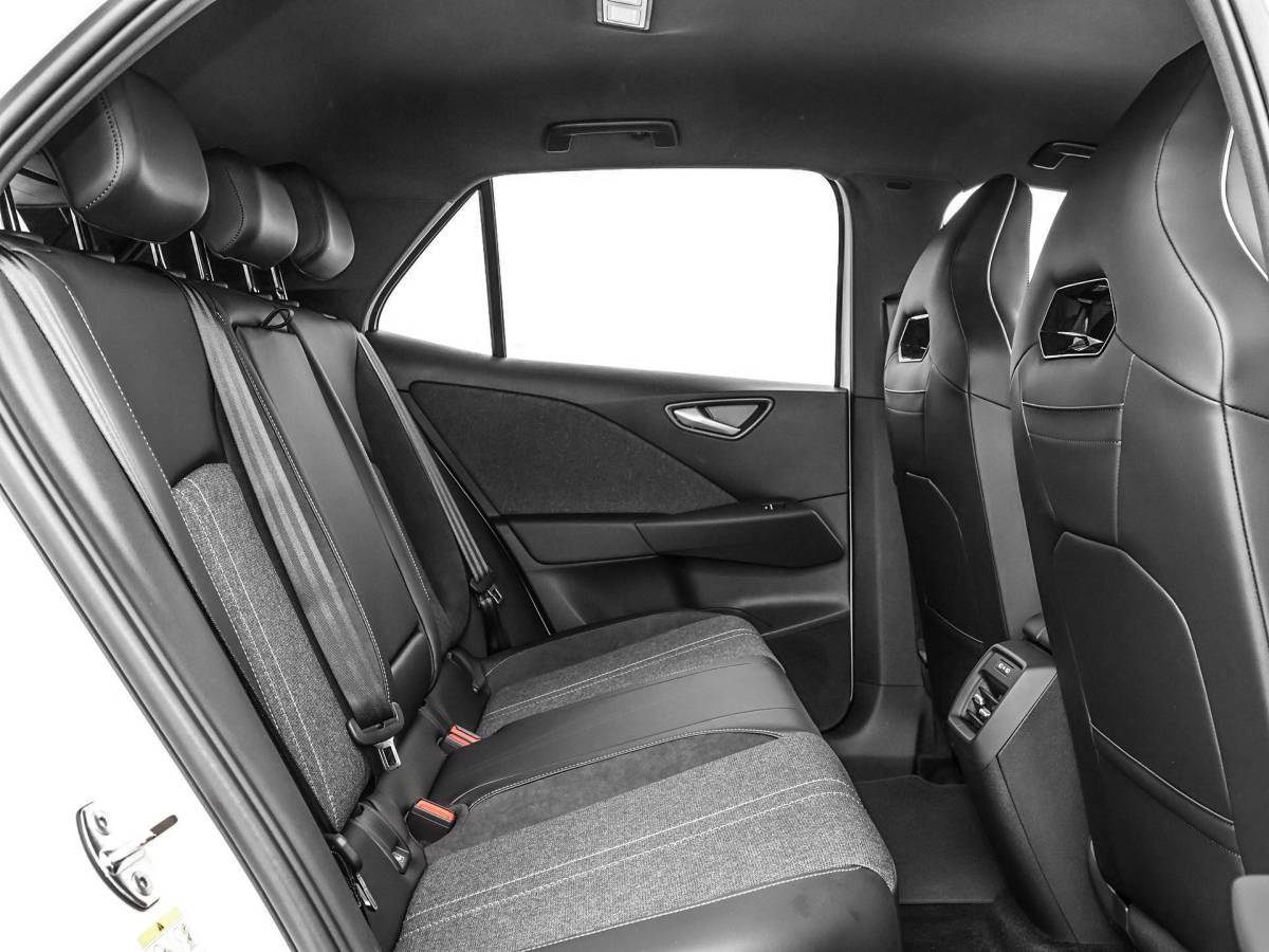 Volkswagen ID.3 Neo Volkswagen ID.3 Neo Style 61 kWh accu 190 PK elektr. aandrijving · Achteruitrijcamera · Draadloze telefoonlader · Zijruiten achter en achterruit getint ·