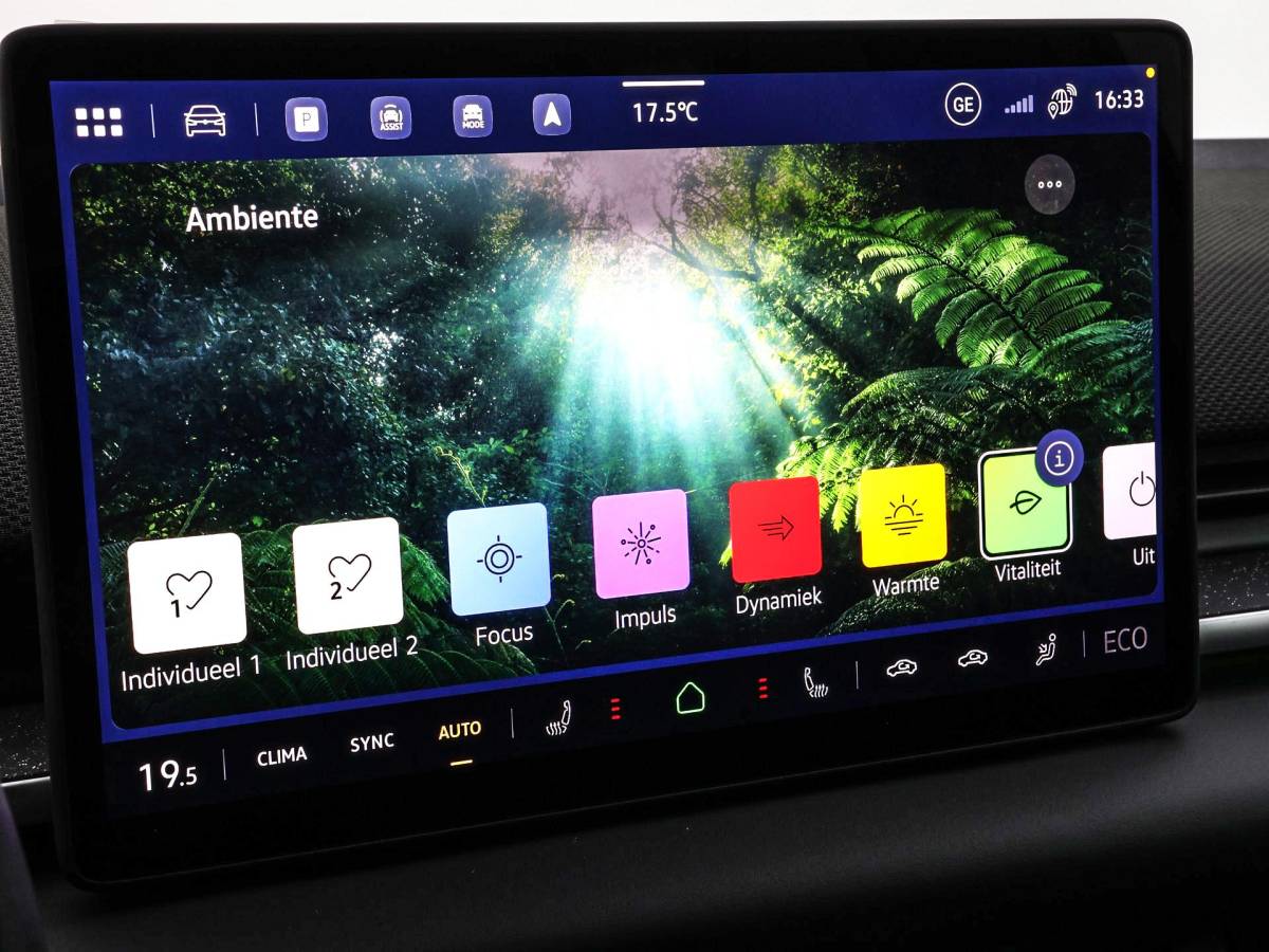 Volkswagen ID.3 Neo Volkswagen ID.3 Neo Style 61 kWh accu 190 PK elektr. aandrijving · Achteruitrijcamera · Draadloze telefoonlader · Zijruiten achter en achterruit getint ·