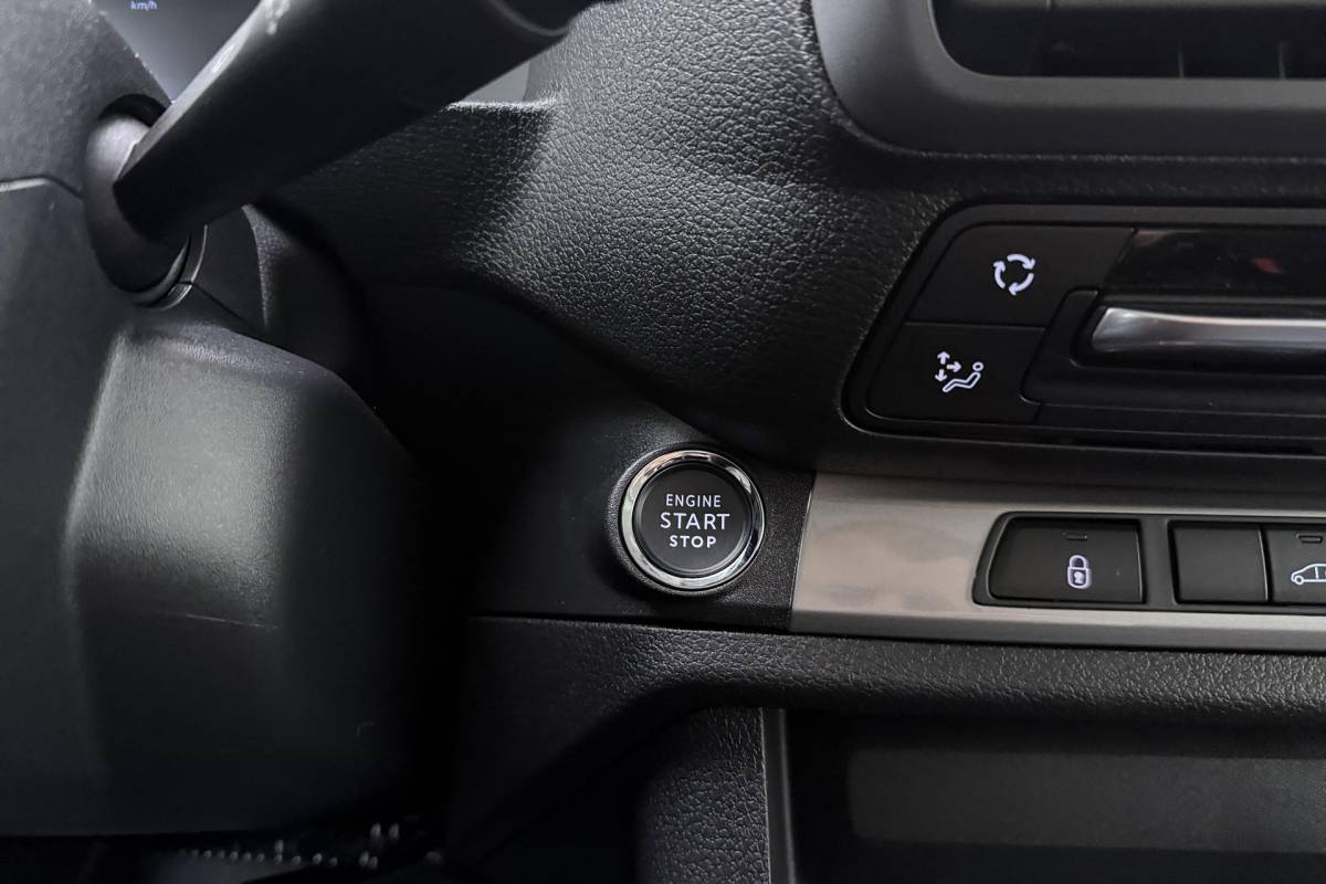 Peugeot e-Expert Peugeot e-Expert EV L3 75 kWh DEMO | STX Sport Pakket | Laadruimte Pakket | Full Led Koplampen | Winter Pakket | Comfort Pakket | Dynamic Navigation