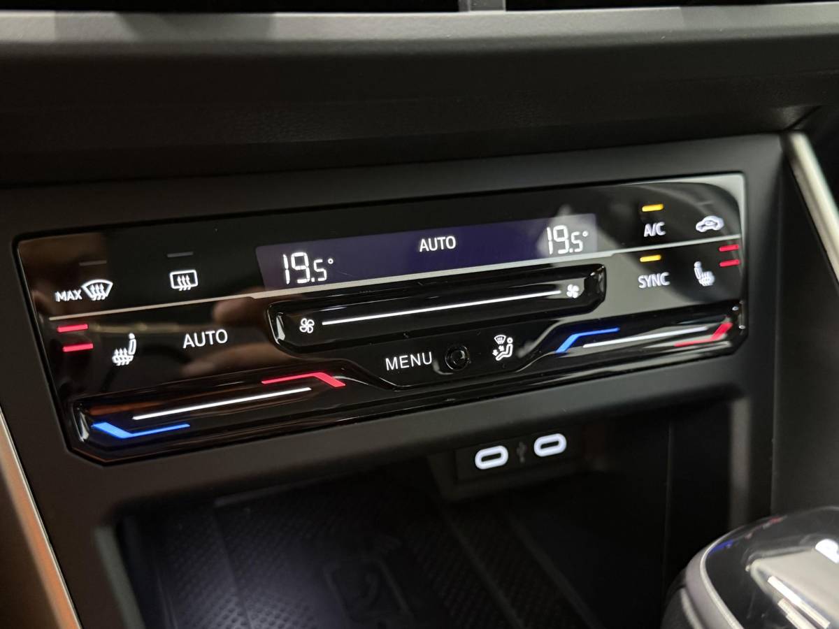 Volkswagen Polo Volkswagen Polo 1.0 TSI Life Business IQ.Light Matrix LED Virtual Cockpit Discover Media PDC VA Stoelverwarming