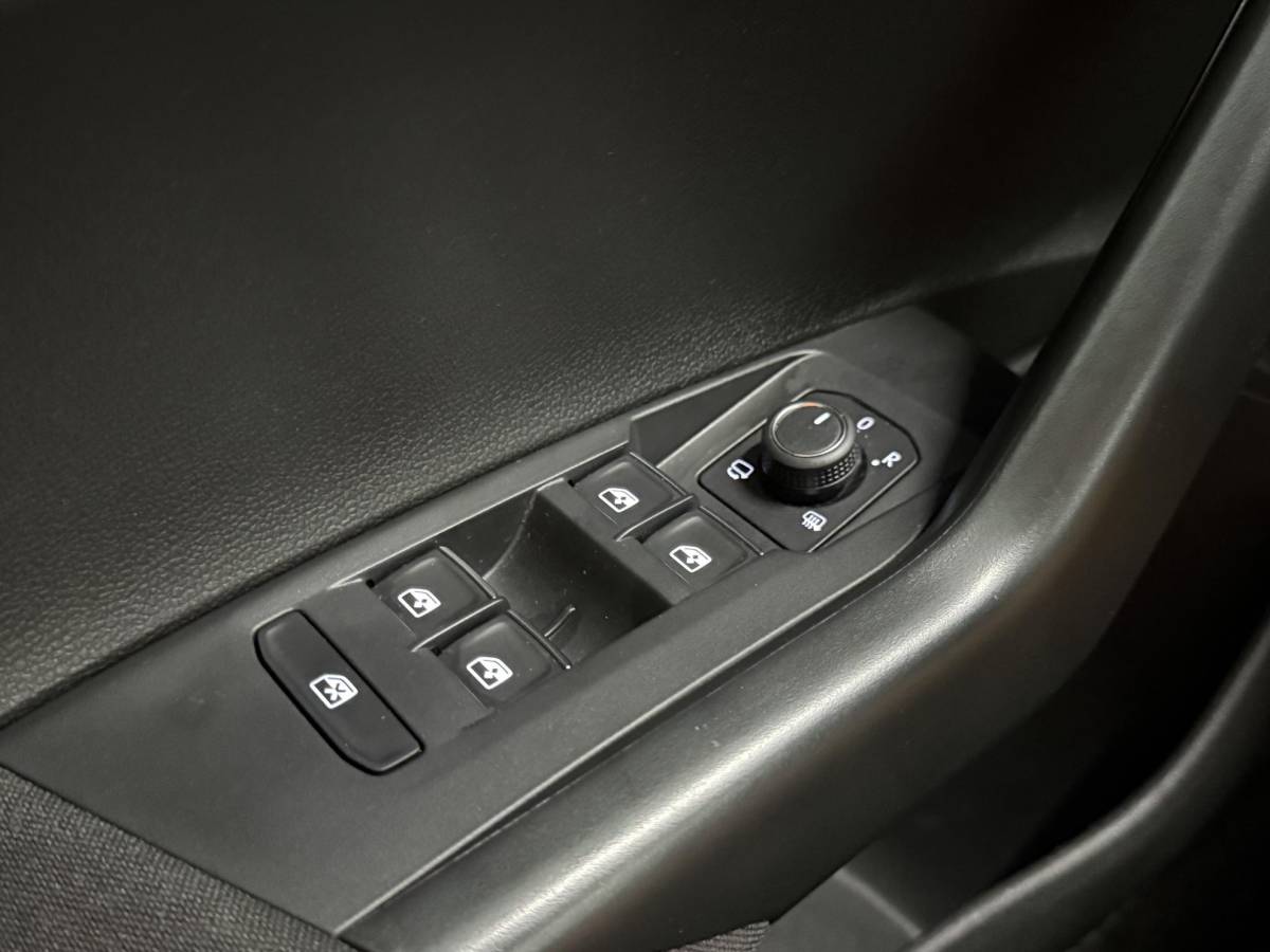 Volkswagen Polo Volkswagen Polo 1.0 TSI Life Business IQ.Light Matrix LED Virtual Cockpit Discover Media PDC VA Stoelverwarming