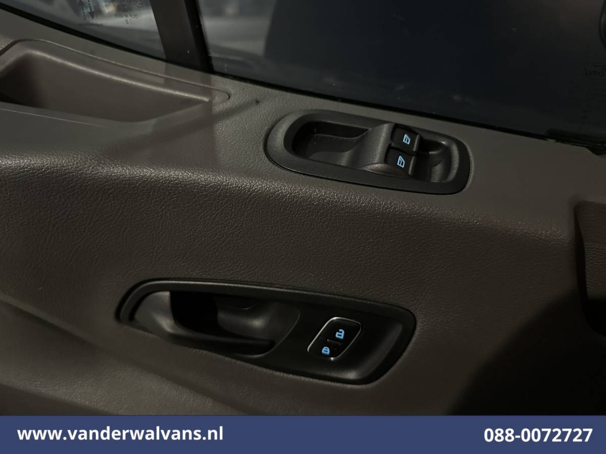 Ford Transit Ford Transit 2.0 TDCI 130pk Bakwagen Laadklep Euro6 Airco | 1040kg laadvermogen | Cruisecontrol | Verwarmde voorruit Bijrijdersbank