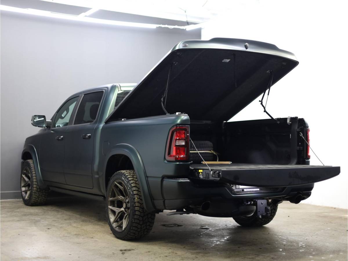 Dodge Ram 1500 Dodge Ram 1500 2025 3.0L HURRICANE LARAMIE Night Premium | BPM VRIJ | NIEUW | Panoramadak | Luchtvering