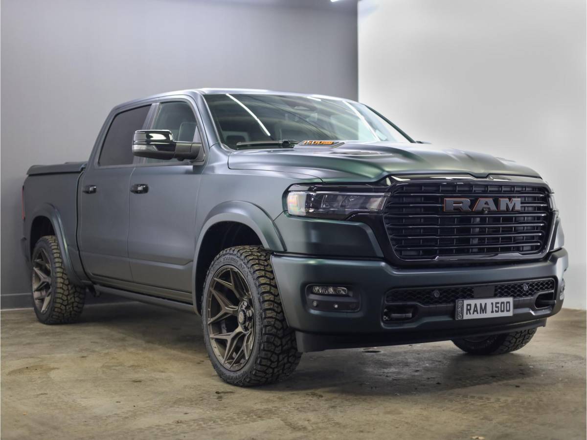 Dodge Ram 1500 Dodge Ram 1500 2025 3.0L HURRICANE LARAMIE Night Premium | BPM VRIJ | NIEUW | Panoramadak | Luchtvering