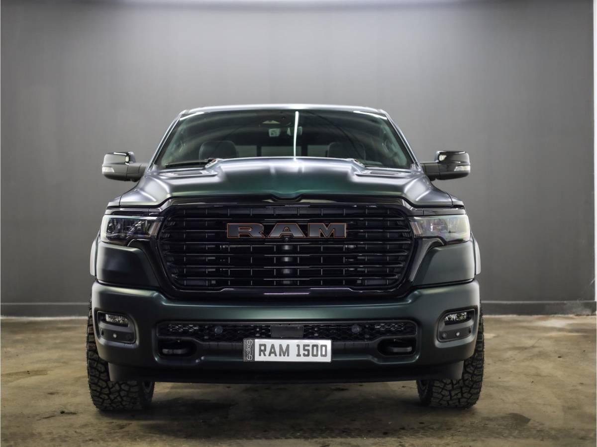 Dodge Ram 1500 Dodge Ram 1500 2025 3.0L HURRICANE LARAMIE Night Premium | BPM VRIJ | NIEUW | Panoramadak | Luchtvering