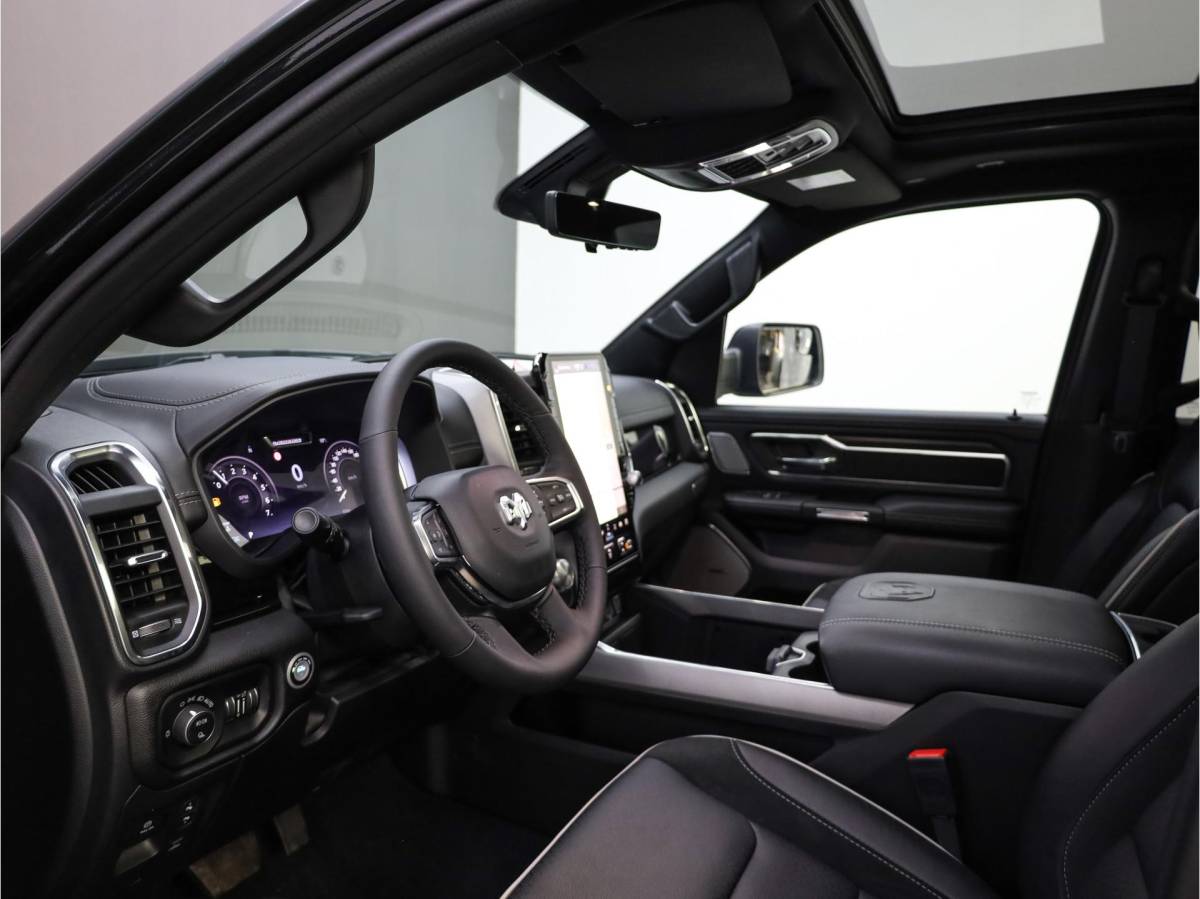 Dodge Ram 1500 Dodge Ram 1500 2025 3.0L HURRICANE LARAMIE Night Premium | BPM VRIJ | NIEUW | Panoramadak | Luchtvering