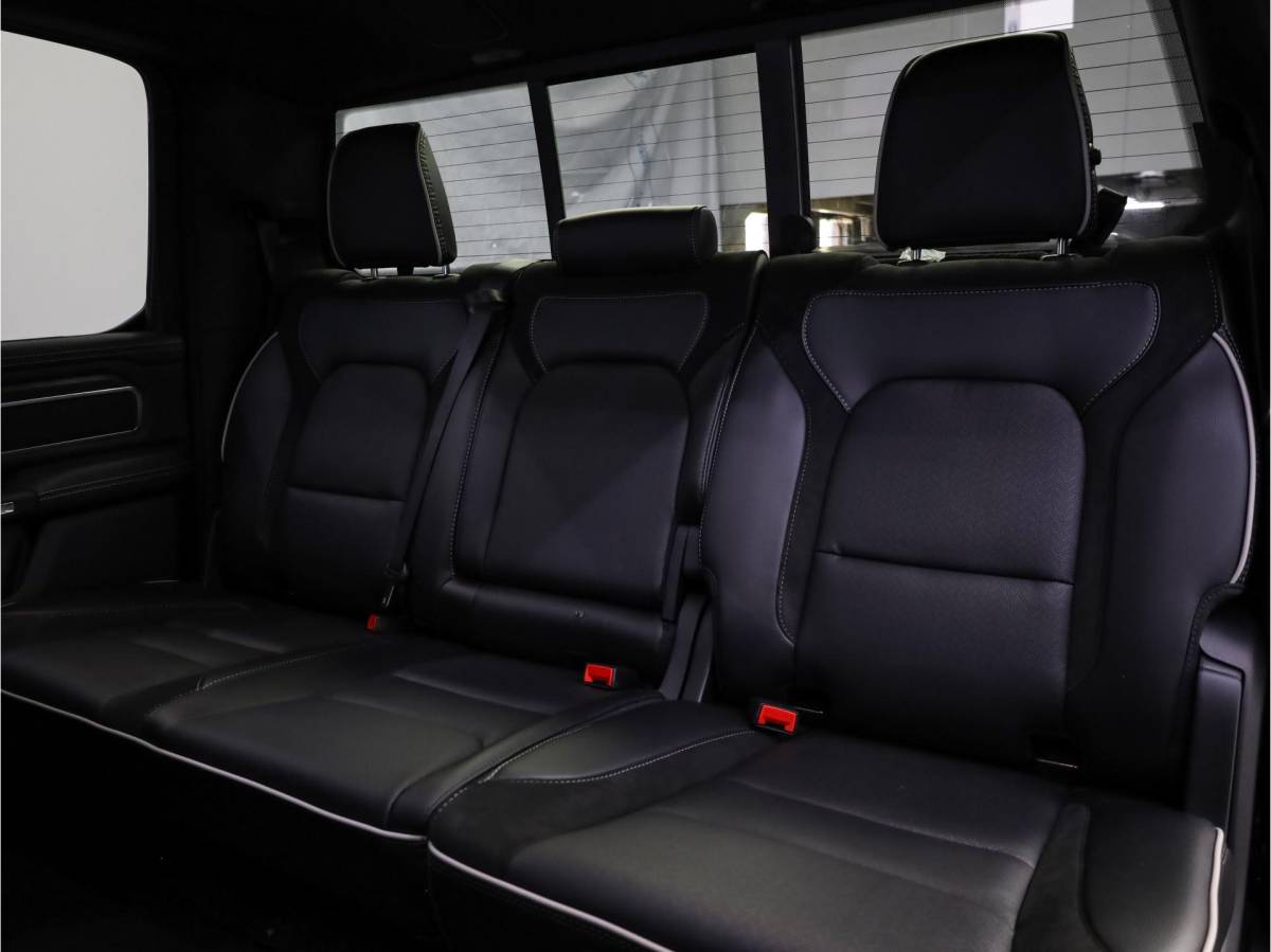 Dodge Ram 1500 Dodge Ram 1500 2025 3.0L HURRICANE LARAMIE Night Premium | BPM VRIJ | NIEUW | Panoramadak | Luchtvering