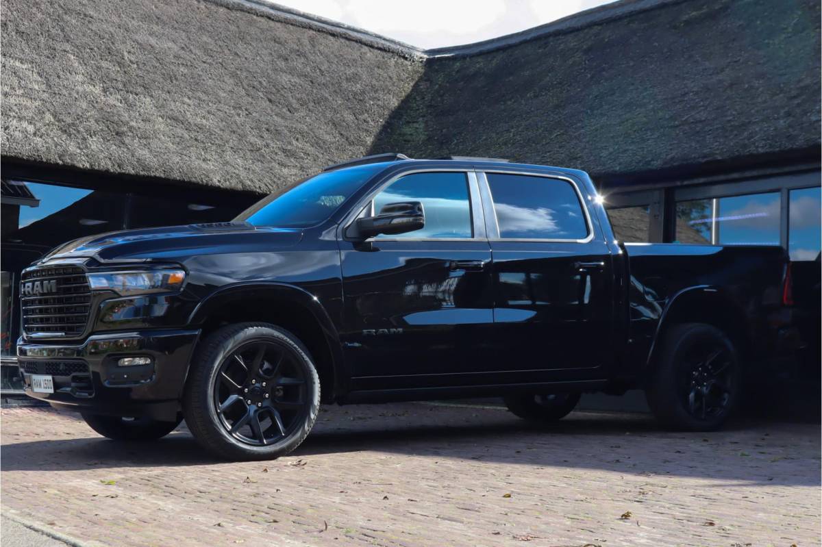 Dodge Ram 1500 Dodge Ram 1500 2025 3.0L HURRICANE LARAMIE Night Premium | BPM VRIJ | NIEUW  | Panoramadak | Luchtvering