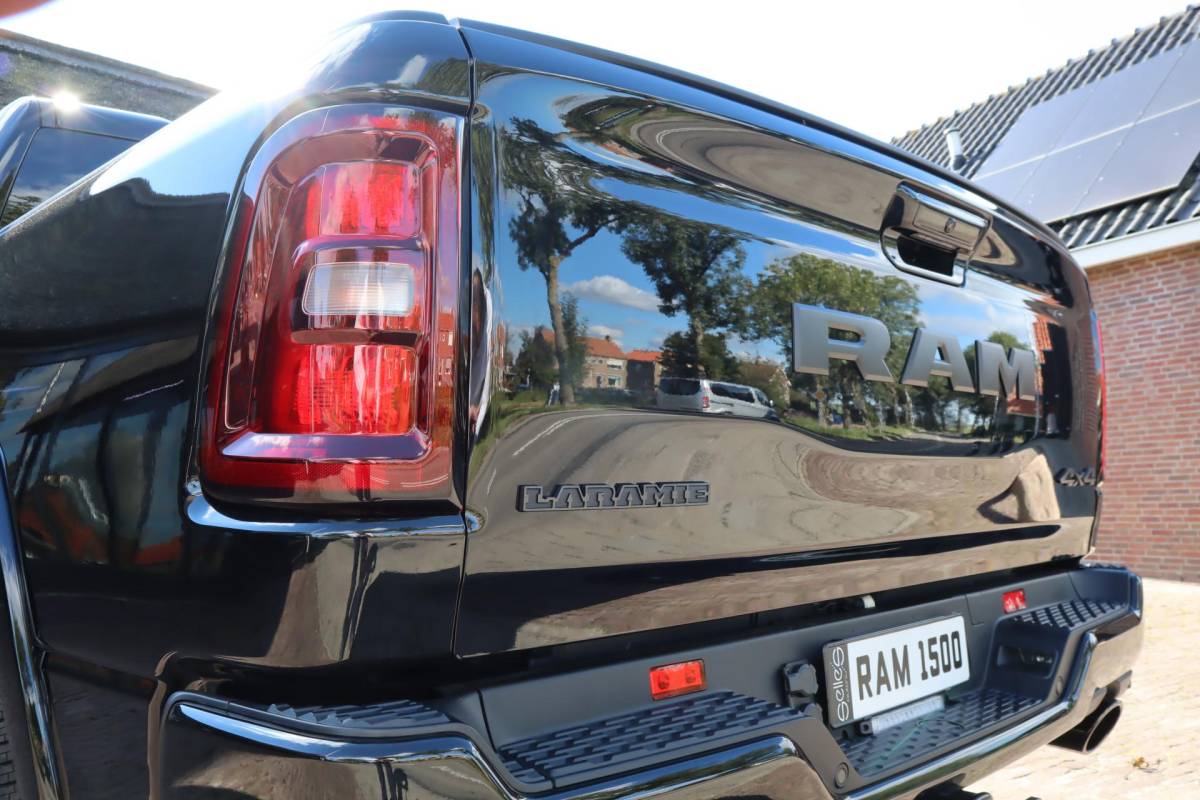 Dodge Ram 1500 Dodge Ram 1500 2025 3.0L HURRICANE LARAMIE Night Premium | BPM VRIJ | NIEUW  | Panoramadak | Luchtvering