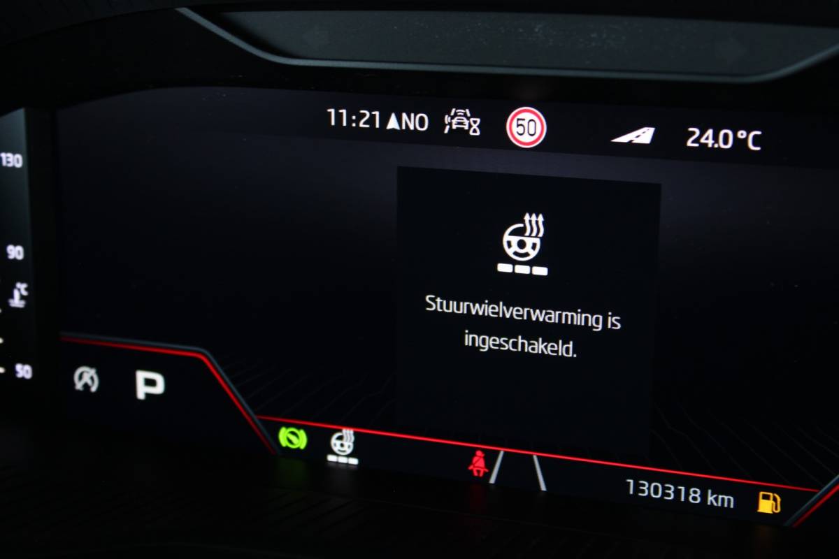 Škoda Karoq ŠKODA Karoq 1.5 TSI ACT Sportline Business Facelift | Trekhaak | Camera | Keyless | Adapt. Cruise | Stoel/Stuurverw. | Virtual Cockpit | Carplay | 18″ LMV | PDC V+A