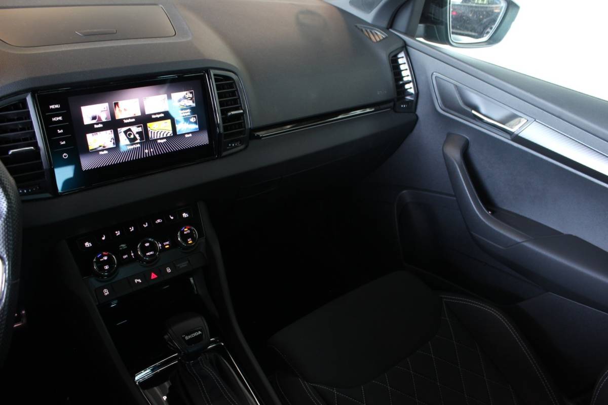 Škoda Karoq ŠKODA Karoq 1.5 TSI ACT Sportline Business Facelift | Trekhaak | Camera | Keyless | Adapt. Cruise | Stoel/Stuurverw. | Virtual Cockpit | Carplay | 18″ LMV | PDC V+A