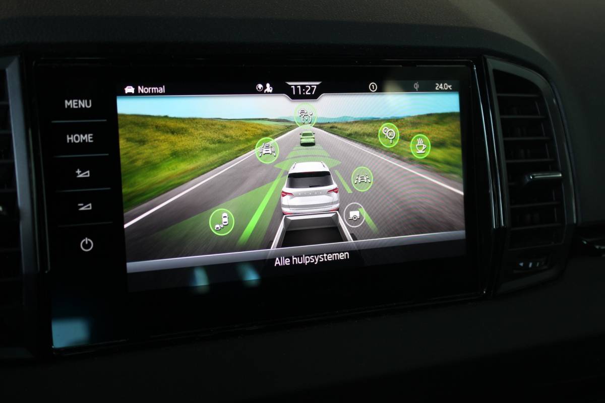 Škoda Karoq ŠKODA Karoq 1.5 TSI ACT Sportline Business Facelift | Trekhaak | Camera | Keyless | Adapt. Cruise | Stoel/Stuurverw. | Virtual Cockpit | Carplay | 18″ LMV | PDC V+A