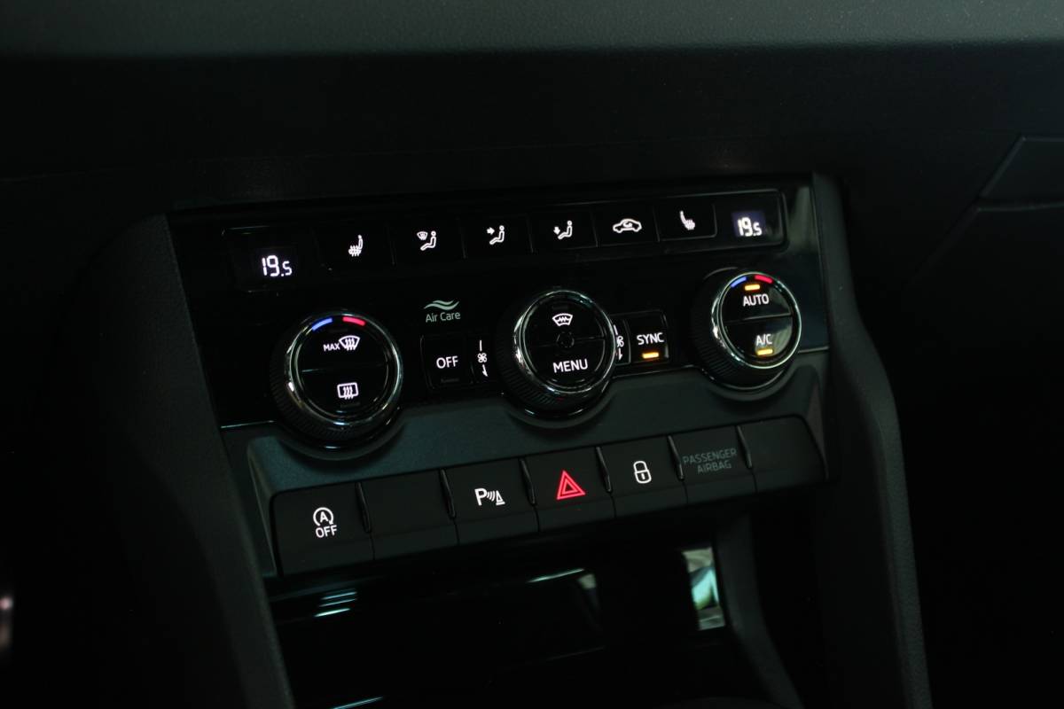 Škoda Karoq ŠKODA Karoq 1.5 TSI ACT Sportline Business Facelift | Trekhaak | Camera | Keyless | Adapt. Cruise | Stoel/Stuurverw. | Virtual Cockpit | Carplay | 18″ LMV | PDC V+A