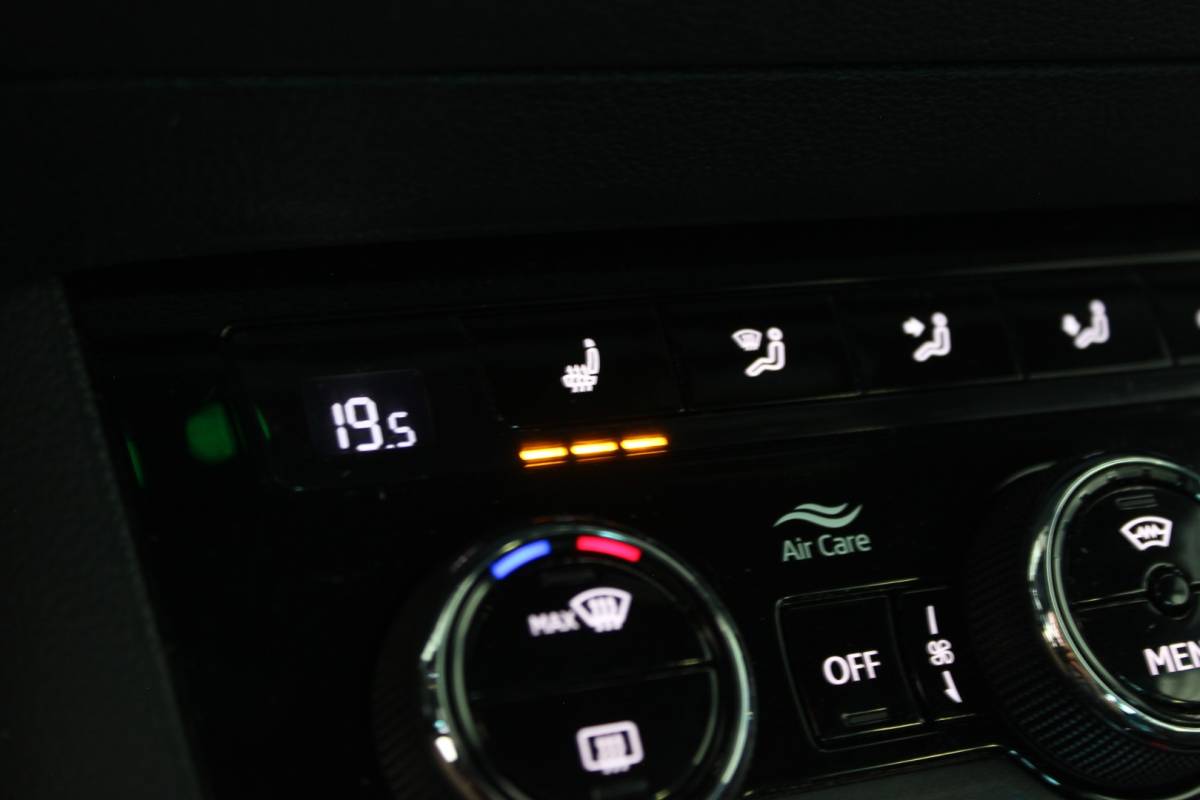 Škoda Karoq ŠKODA Karoq 1.5 TSI ACT Sportline Business Facelift | Trekhaak | Camera | Keyless | Adapt. Cruise | Stoel/Stuurverw. | Virtual Cockpit | Carplay | 18″ LMV | PDC V+A