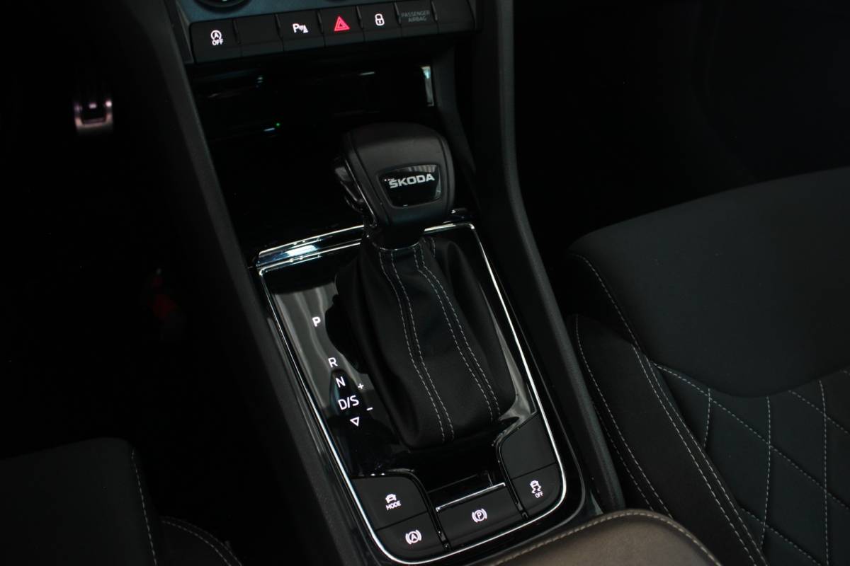 Škoda Karoq ŠKODA Karoq 1.5 TSI ACT Sportline Business Facelift | Trekhaak | Camera | Keyless | Adapt. Cruise | Stoel/Stuurverw. | Virtual Cockpit | Carplay | 18″ LMV | PDC V+A