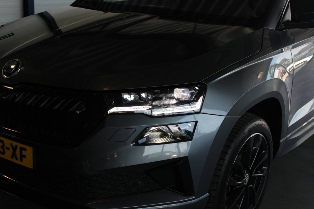 Škoda Karoq ŠKODA Karoq 1.5 TSI ACT Sportline Business Facelift | Trekhaak | Camera | Keyless | Adapt. Cruise | Stoel/Stuurverw. | Virtual Cockpit | Carplay | 18″ LMV | PDC V+A