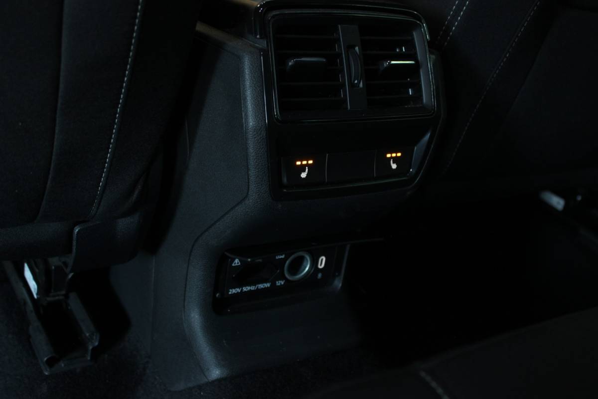 Škoda Karoq ŠKODA Karoq 1.5 TSI ACT Sportline Business Facelift | Trekhaak | Camera | Keyless | Adapt. Cruise | Stoel/Stuurverw. | Virtual Cockpit | Carplay | 18″ LMV | PDC V+A
