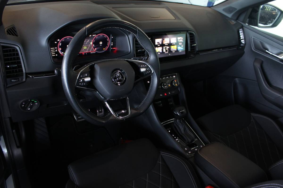 Škoda Karoq ŠKODA Karoq 1.5 TSI ACT Sportline Business Facelift | Trekhaak | Camera | Keyless | Adapt. Cruise | Stoel/Stuurverw. | Virtual Cockpit | Carplay | 18″ LMV | PDC V+A