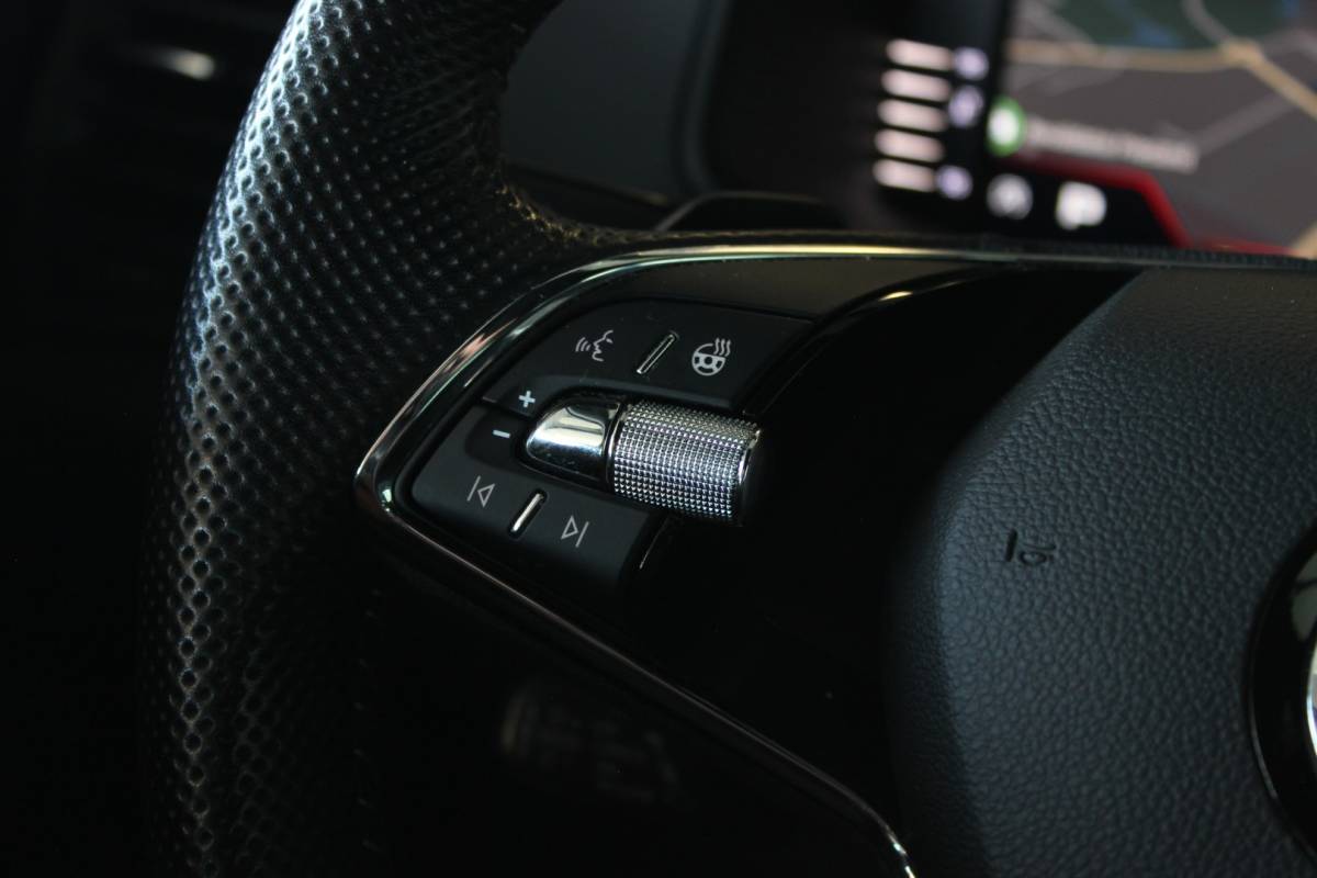 Škoda Karoq ŠKODA Karoq 1.5 TSI ACT Sportline Business Facelift | Trekhaak | Camera | Keyless | Adapt. Cruise | Stoel/Stuurverw. | Virtual Cockpit | Carplay | 18″ LMV | PDC V+A