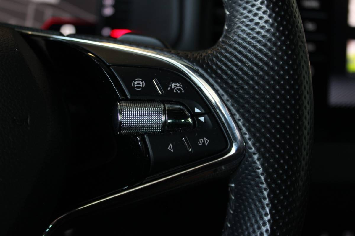 Škoda Karoq ŠKODA Karoq 1.5 TSI ACT Sportline Business Facelift | Trekhaak | Camera | Keyless | Adapt. Cruise | Stoel/Stuurverw. | Virtual Cockpit | Carplay | 18″ LMV | PDC V+A