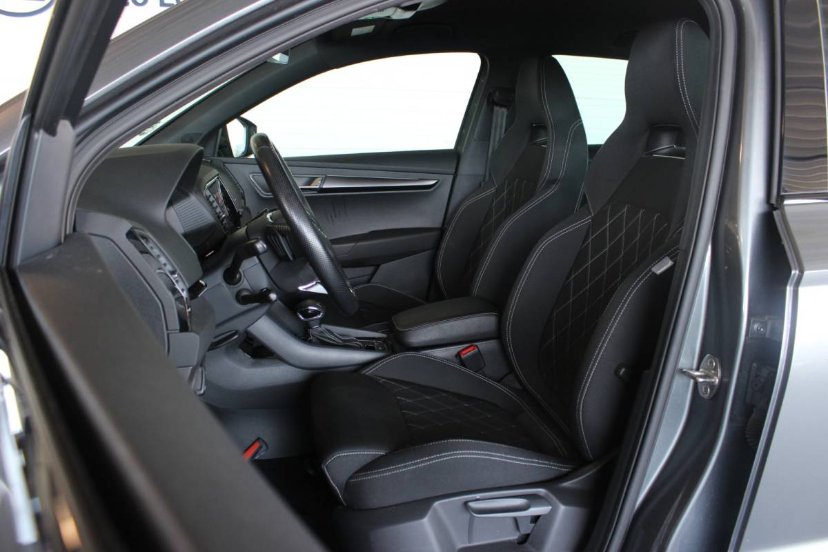 Škoda Karoq ŠKODA Karoq 1.5 TSI ACT Sportline Business Facelift | Trekhaak | Camera | Keyless | Adapt. Cruise | Stoel/Stuurverw. | Virtual Cockpit | Carplay | 18″ LMV | PDC V+A