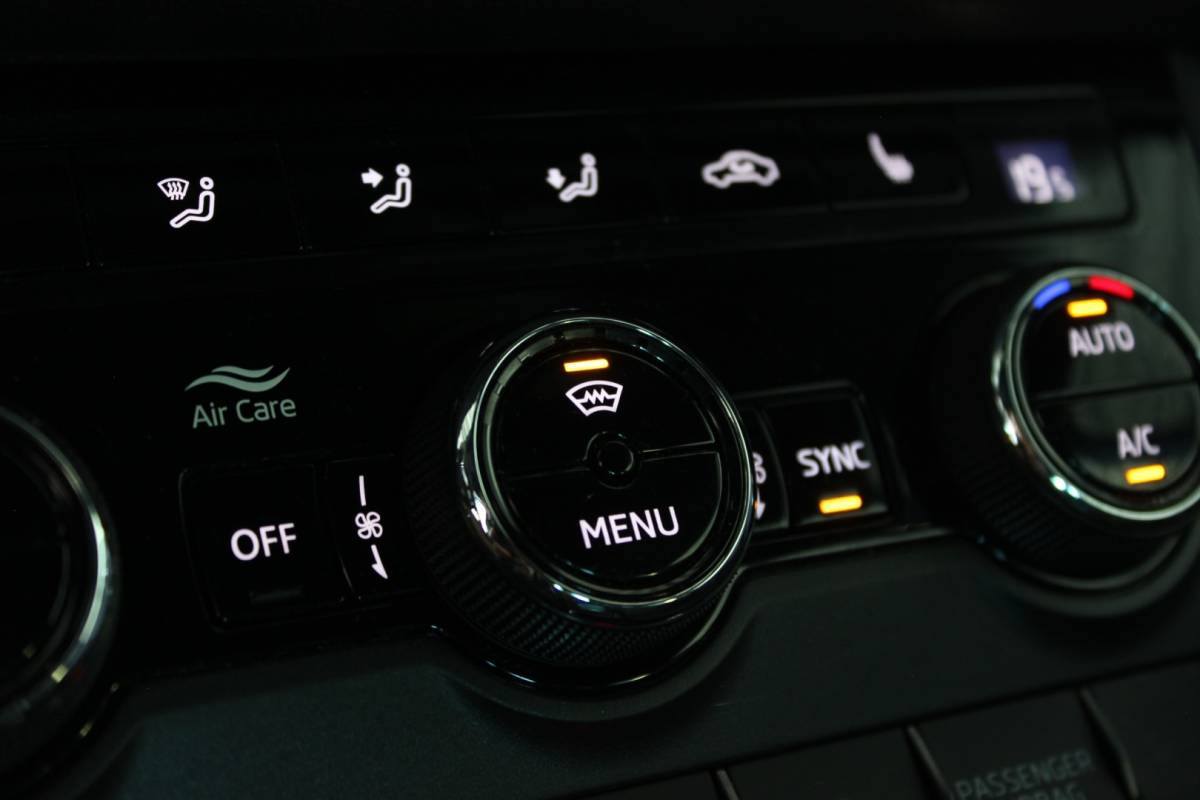 Škoda Karoq ŠKODA Karoq 1.5 TSI ACT Sportline Business Facelift | Trekhaak | Camera | Keyless | Adapt. Cruise | Stoel/Stuurverw. | Virtual Cockpit | Carplay | 18″ LMV | PDC V+A