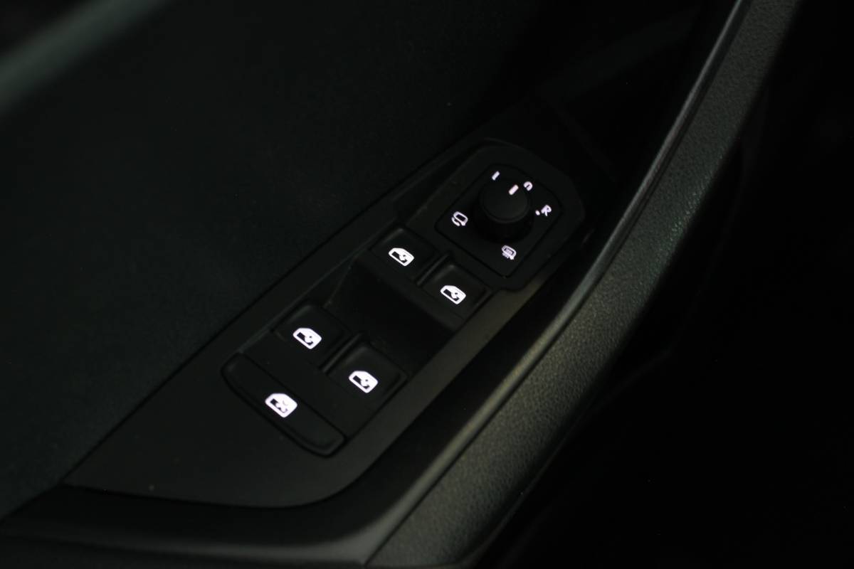 Škoda Karoq ŠKODA Karoq 1.5 TSI ACT Sportline Business Facelift | Trekhaak | Camera | Keyless | Adapt. Cruise | Stoel/Stuurverw. | Virtual Cockpit | Carplay | 18″ LMV | PDC V+A