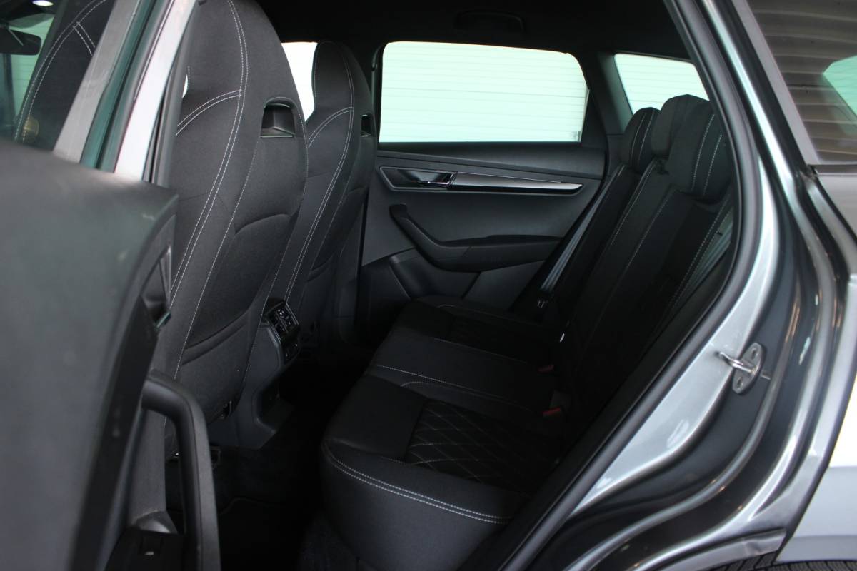 Škoda Karoq ŠKODA Karoq 1.5 TSI ACT Sportline Business Facelift | Trekhaak | Camera | Keyless | Adapt. Cruise | Stoel/Stuurverw. | Virtual Cockpit | Carplay | 18″ LMV | PDC V+A
