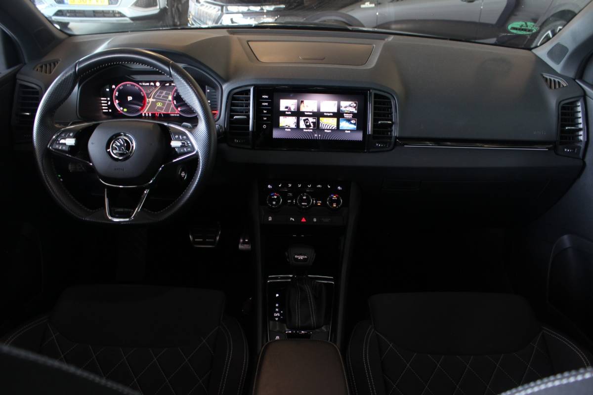 Škoda Karoq ŠKODA Karoq 1.5 TSI ACT Sportline Business Facelift | Trekhaak | Camera | Keyless | Adapt. Cruise | Stoel/Stuurverw. | Virtual Cockpit | Carplay | 18″ LMV | PDC V+A