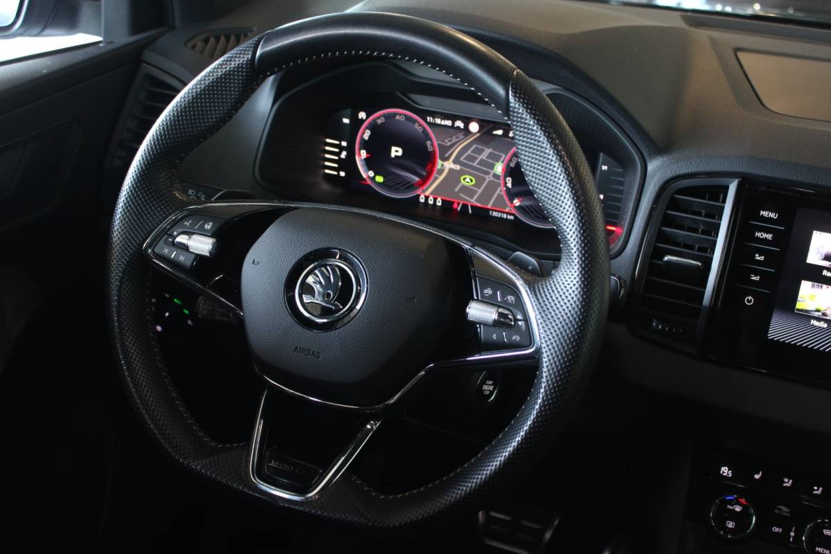 Škoda Karoq ŠKODA Karoq 1.5 TSI ACT Sportline Business Facelift | Trekhaak | Camera | Keyless | Adapt. Cruise | Stoel/Stuurverw. | Virtual Cockpit | Carplay | 18″ LMV | PDC V+A